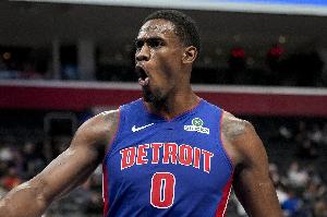 真硬啊！杜伦强吃特纳转身上篮打成2+1 分差达到20分