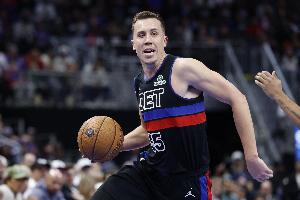 纯射手！邓肯·罗宾逊6投5中全是三分球 高效射落15分