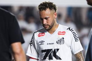 记者：内马尔因膝盖不适缺阵本轮巴甲赛事，预计将会在下轮复出