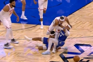 赔了夫人又折兵！哈特失误后反抢犯规 还搂萨格斯脖子被吹T