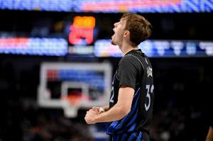 比赛气质越来越好！弗拉格45度角三分线外手起刀落 助队追平比分