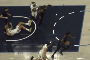 急了！阿尔达马倒地一把搂倒弗拉格 裁判回放后给了一级恶犯