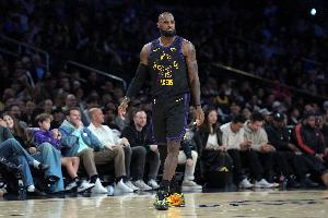 状态恢复不错！詹姆斯半场能攻能传 11中5拿到10分4板6助