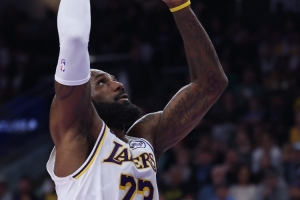 詹姆斯：我们投丢的都是好机会命中率会回归 我们靠最后一防赢球