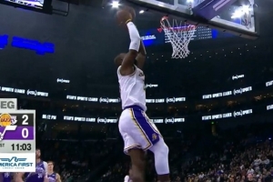 开场1分钟就暂停？詹姆斯反击大回环过掉乔治 双手挂筐暴扣！