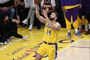 里夫斯：克莱伯不擅长接受赞美 我告诉他 他是今晚最佳球员之一