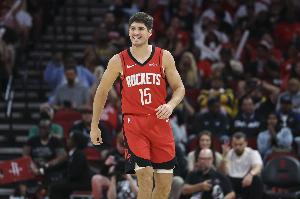 Lowe：谢泼德以前防守总被一步过 现在已提升很多