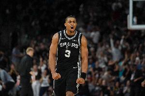 解渴！凯尔登·约翰逊压哨三分命中 打破球队3分钟得分荒