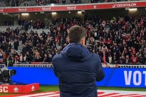 结束法甲8场进球荒！吉鲁赛后谢场，挥舞围巾与球迷互动