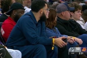 看一下前队友！范弗里特现场观战太阳VS马刺 明天火箭挑战太阳