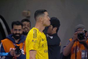 超帅倒钩进球！C罗破门后，队友为其戴上了一顶帽子庆祝