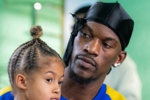 巴特勒现身旧金山新鞋发售现场 小老弟库明加到场支持