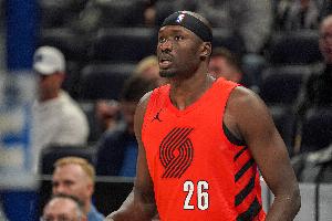 这才是最大竞争对手！里斯三分球4中0拿到6分3板2断 正负值-18