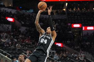 5分到手！瓦塞尔三分命中同时奥尼尔对奥利尼克犯规 布克还吃T