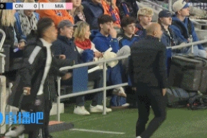 教练牙？本场替补的苏亚雷斯在场下叫来本队中卫，向其传授经验