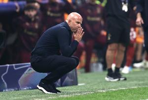 内维尔：斯洛特是一名出色的主帅，他绝不可能面临下课危险