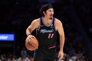 场均16.7分6.5板！美记：哈克斯在低位是对手难以应对的错位点