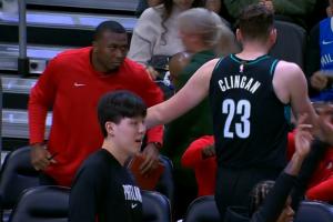 看哥给你打个垃圾时间耍耍！克林根3分轰进 开拓者领先雄鹿28分了