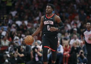 太厉害了！阿隆·霍勒迪弧顶晃开防守命中个人第四记三分