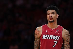 这不文班的动作？韦尔空中揽球 负角度隔人放篮打成2+1！