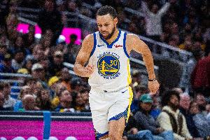 差距很大！首节三分爵士10投7中 勇士仅10中1&库里三分4中0