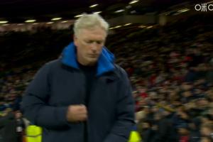 半场要忙活了！半场哨响，莫耶斯马上小跑回更衣室