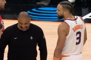 亚当斯被撞翻！乌度卡一开始跟狄龙激烈对峙 没骂两句笑场了...