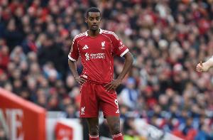 麦卡蒂尔批评伊萨克：没进球就算了甚至还逃避拼抢，球迷都嘘他了