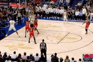 打出名堂？奎因抛投不中 40号秀皮维神兵天降送双手补扣！