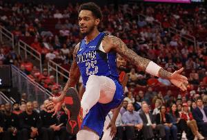 摧枯拉朽！PJ·华盛顿持球直杀篮下 腾空暴起双手灌筐打进加罚