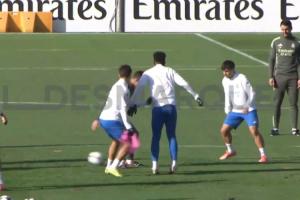 气氛不错啊！阿隆索加入球队抢圈行列，想抢维尼修斯结果被穿裆