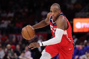 化身组织核心！米德尔顿半场9助攻 5中1拿到4分4篮板1抢断