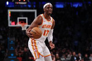 苦苦支撑！奥孔武半场替补9中6砍全队最高15分 三分4中2