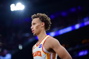 奋力追赶！丹尼尔斯空中躲闪打板命中 老鹰打出9-0追到13分