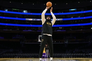 杯赛主场&洛城德比！湖人官推晒詹姆斯赛前热身照