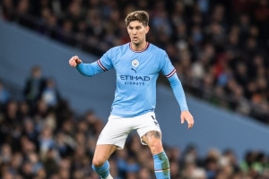 太阳报：斯通斯未经许可搭建8英尺高围栏，面临市政规划部门警告